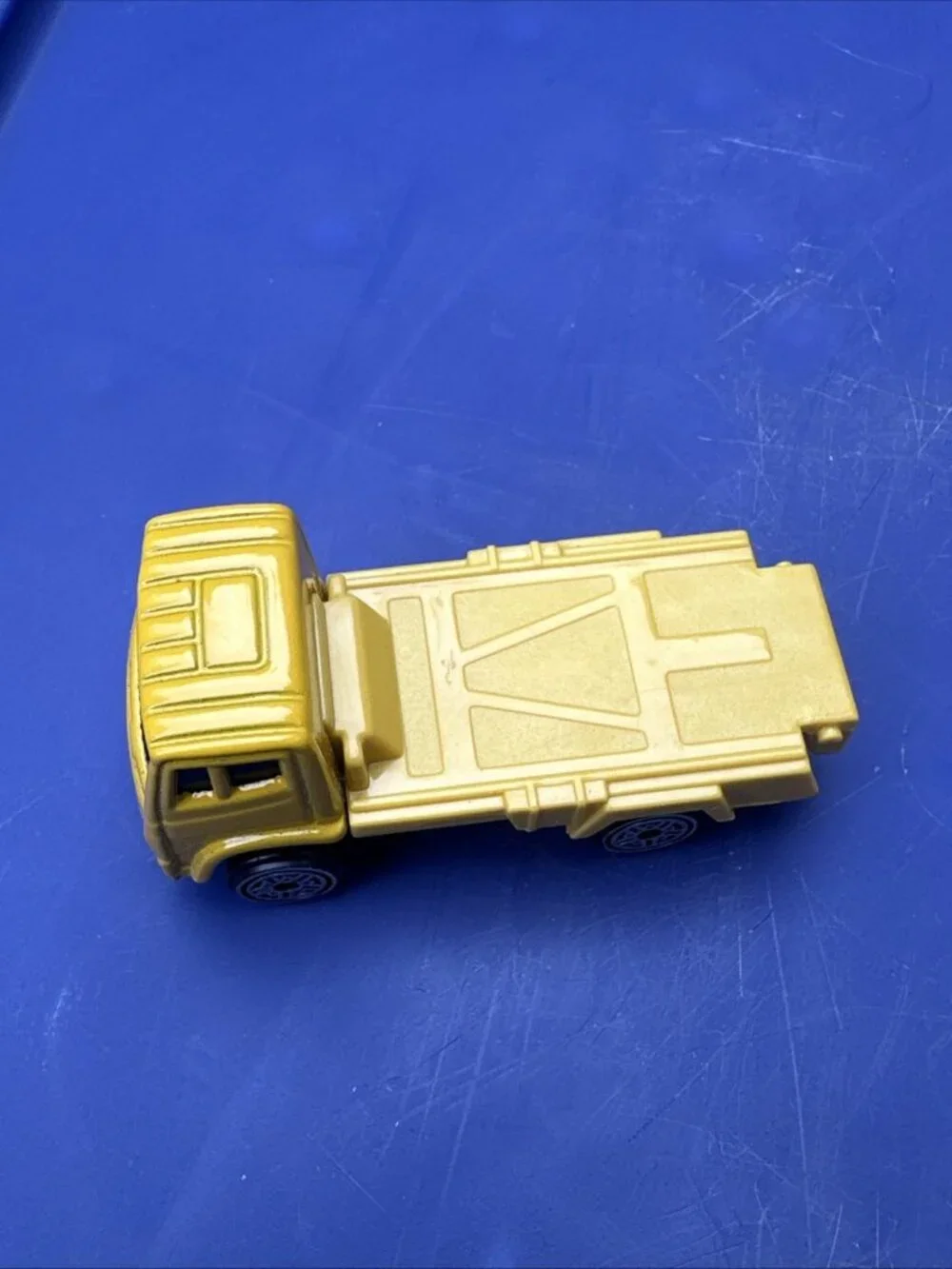 Maisto Ladder Truck Semi Flat Bed Die Cast Toy Vehicle Yellow 1:64